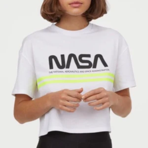 T-shirt  - Kortare, lös magtröja