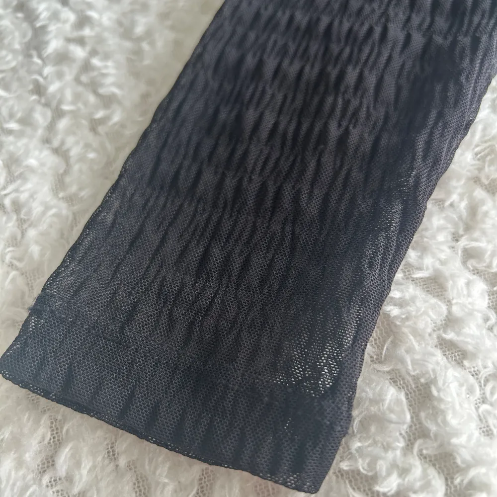 En svart turtleneck i meshmaterial, jättebra för layering osv. Fint skick, inga tecken på slitage :)) Strl S.. Toppar.