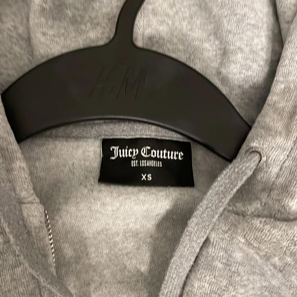 Jag säljer min gråa juicy couture tröja för att den är för liten och är inte riktig min stil. Jätte mysig som en hemma tröja. Köpte den för 1200. Hoodies.
