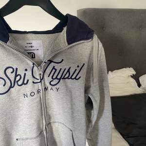 Säljer en trysil hoddie, väldigt fin och är i mycket bra skick❣️Passar Xs-L💗