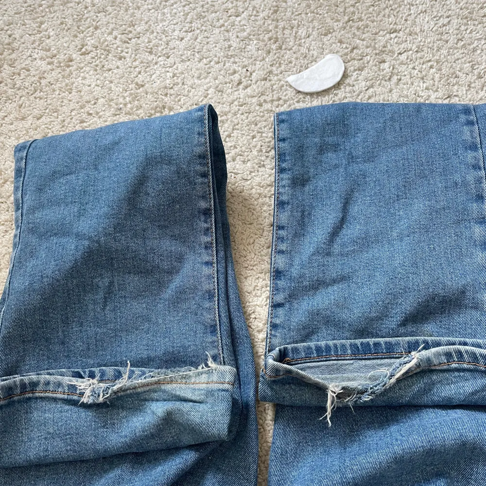 Supersnygga ltb valerie jeans! Lite slitna längst ner i benen vilket knappt syns och har även en liten fläck på benet som jag förmodar går bort i tvätten! skriv för fler bilder eller frågor🩷. Jeans & Byxor.