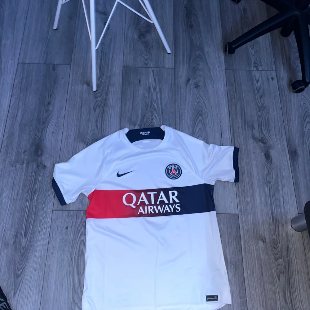 Äkta Psg tröja som jag säljer för den inte passar mig har tyvärr inte kvitto på den för jag fick den påminner födelsedag. T-shirts.