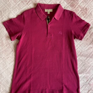 Burberry piké - Otroligt stilren burberry piké som inte riktigt passar mig längre. Knappt använd, så skulle säga att skicket är 8,5/10. Priset är förhandlingsbart✅