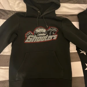 TRAPSTAR HOODIE - Trapstar hoodie i storlek S . Nyskick . Äkta. För stor . 