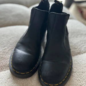 Dr Martens kängor läder  - Sparsamt använda, bra skick. Nypris 2200 kr. WARMWAIR VALOR CHELSEA-KÄNGOR I LÄDER