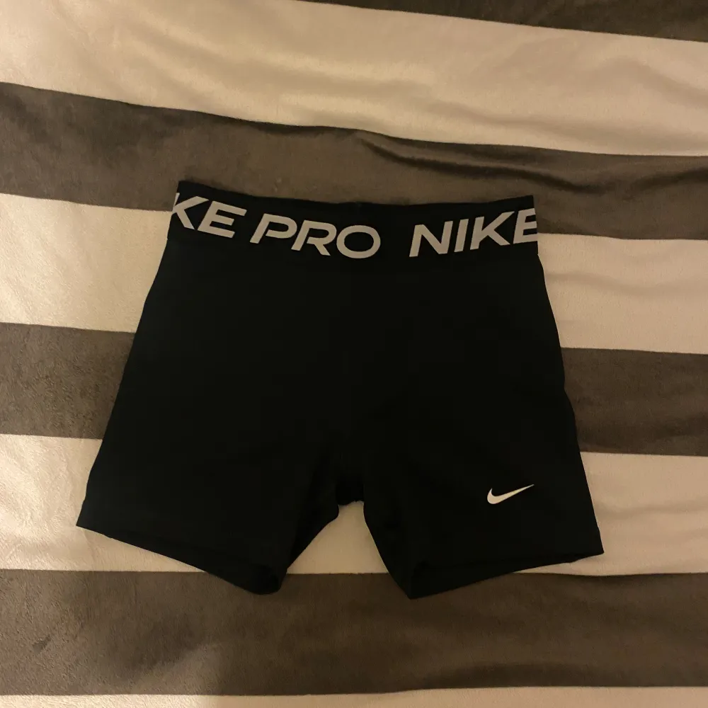Nike pro shorts , nyskick . Kan tänka mig gå ned i pris vid snabb affär. Shorts.