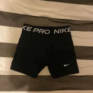 Nike pro shorts , nyskick . Kan tänka mig gå ned i pris vid snabb affär