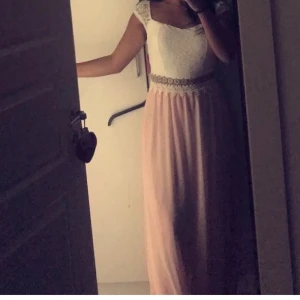 Balklänning  - Vacker balklänning i storlek S, aldrig använd prislapp sitter även på, säljs för 360kr.