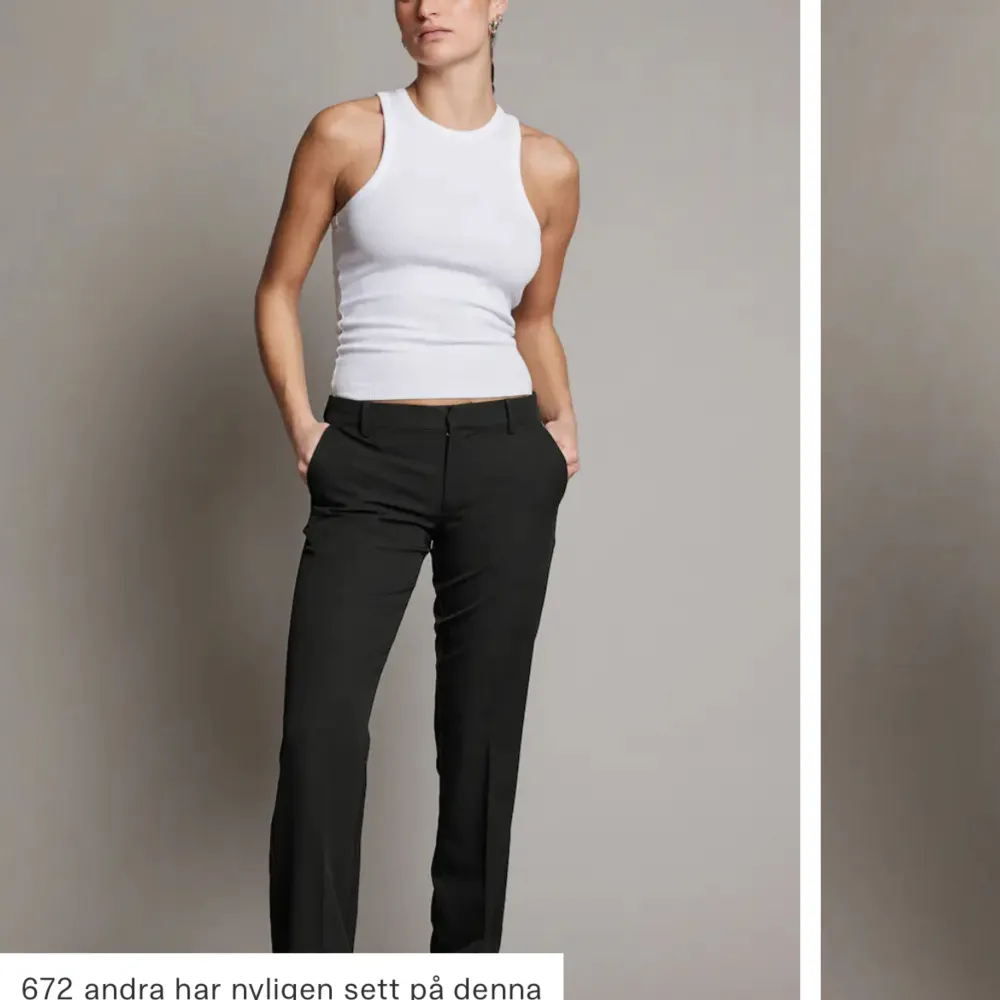 Säljer mina nästan helt oanvända kostymbyxor finns inga defekter skriv för bilder💓. Jeans & Byxor.