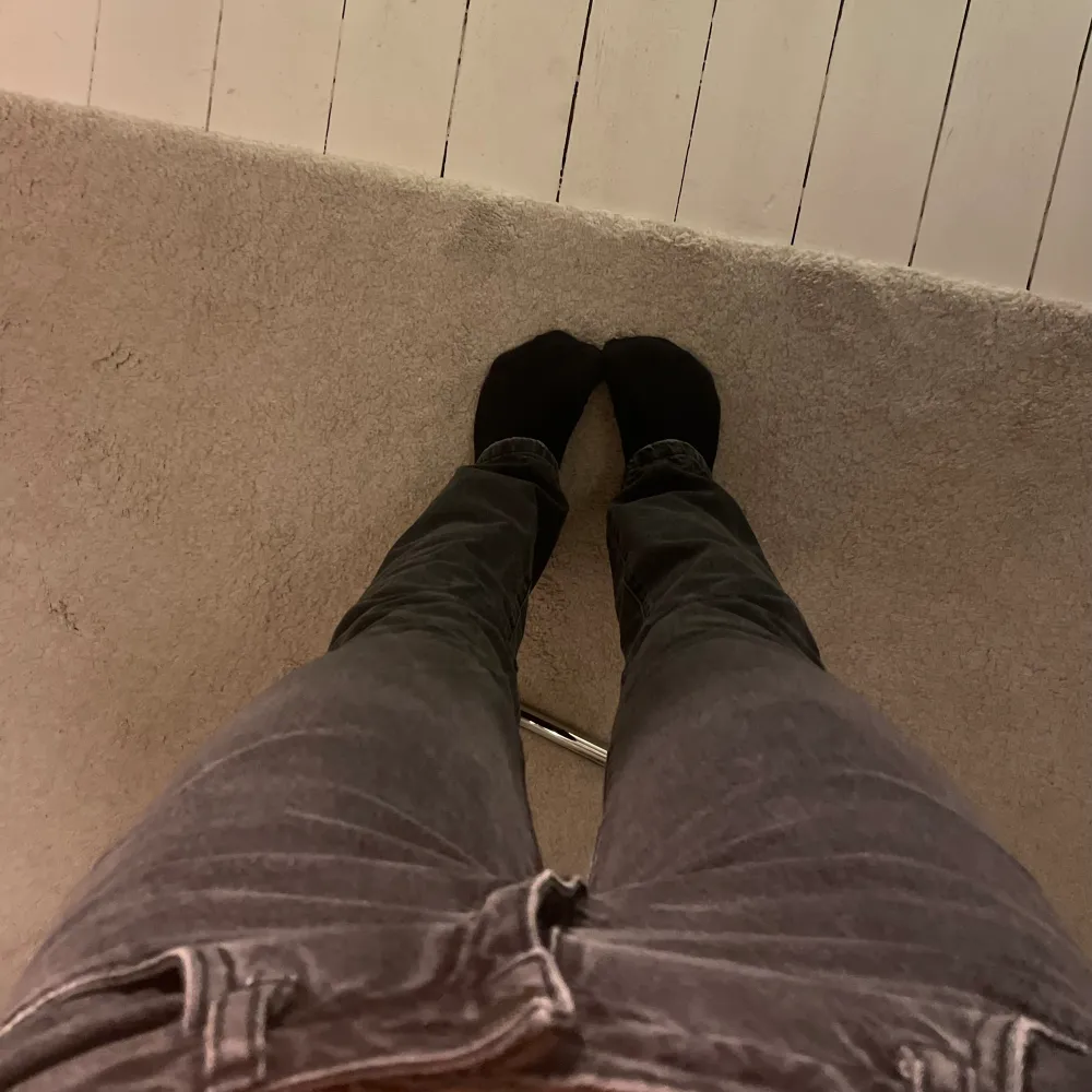 🖤Low-waisted svarta jeans i storlek S/XS🖤 Som aldrig kommer till användning✨. Jeans & Byxor.
