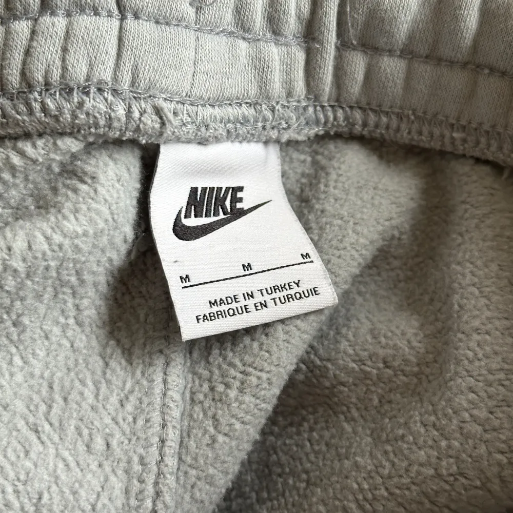 Mjukisar från Nike, använd fåtal gånger. Mycket bra skick. . Jeans & Byxor.