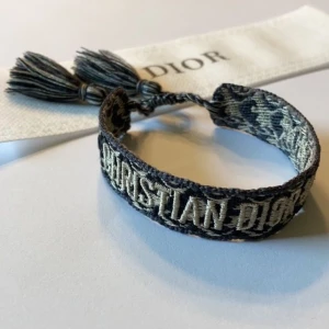 Dior armband  - Säljer mitt ena blåa dior armband, köpt på diors hemsida🦋 Knappt använt, förpackning och orginalkvitto nedkommer!