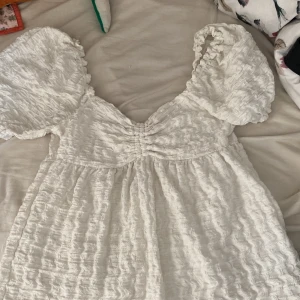 Vit topp  - Säljer denna vita till från Gina super fin till sommaren finns inte längre att köpa köpte den föra året på sommaren 