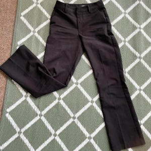 Kostym byxor ❤️ - Älskar dessa kostymbyxor från bikbok. Tyvärr växt ur dom! Hade dom och dom satt perfekt när jag var ca 160/165 cm lång! Rekommenderar stort!⭐️storlek= 34