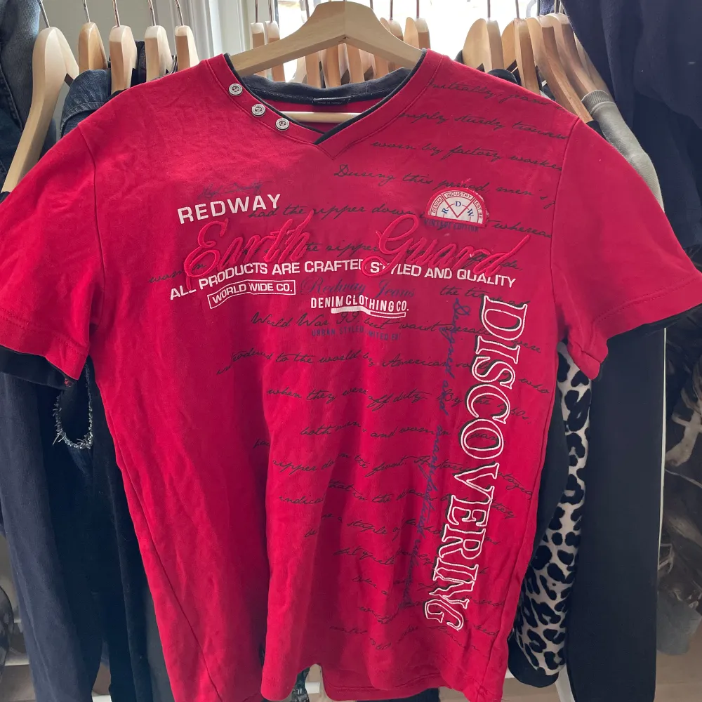 Jättecool röd tröja med coola detaljer och tryck, köpt second hand men bra skick 💞. T-shirts.