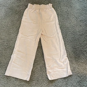 Linnebyxor från Gina  - Jätte fina linne byxor från Gina tricot. Dem är pitite och passar mig som är 157 cm lång men skulle säga att dem passar även liten längre och lite kortare. :)