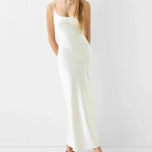 Vit satinklänning - Vit satin långklänning i storlek XS, som jag tänkte ha på min mottagning men hittade en annan!! Helt ny med prislapp på 😇😇🙌 Från bershka, jag är 165 och den går hela vägen ner till marken