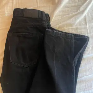 Svarta midwaist jeans från ginatricot med slits längst ner🤗🤗sitter väldigt fint men säljer då jag har många andra svarta jeans redan