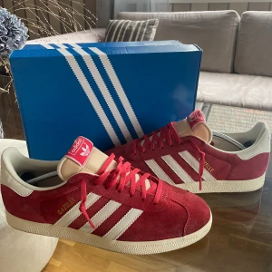 Adidas gazelle  - Ett par sköna Gazelles i toppen skick. Storlek 43 ½ men är lite små i storleken. Inget og tillkommer. Skriv vid funderingar 🙌