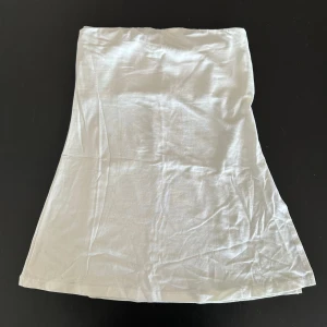 Tubtopp - Tubtopp i en längre modell från Monki i storlek xs. Toppen har en slits på ena sidan. Perfekt till både vardag och fest. Prislappen finns kvar då den inte kommit till användning🥂