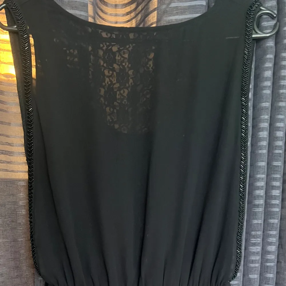 Jättefin svart klänning från Only som säljs inte längre . Klänningar.