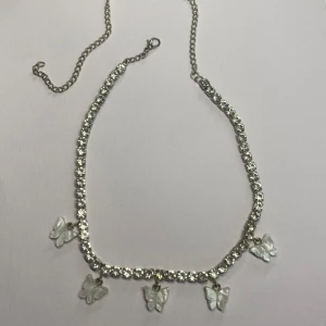 Fjäril Halsband - Säljer för att det inte kommer till användning💕