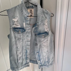 Jeans väst - Säljrr denna supersnygga och trendiga jeans västen. Aldrig använd och oklart vart den kommer ifrån💕