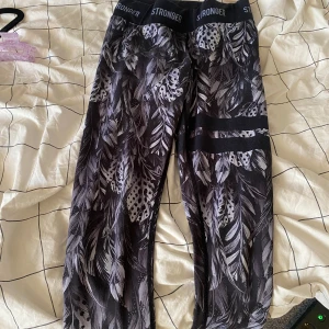 Stronger tights - Stronger tights, knappt använd, i bra skick 