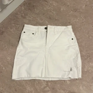 Vit kjol - Jätte fin vit kjol, som formar kroppen jätte fint. Köpt utomlands men använt den minst 2 gånger på förra sommaren. Inga defekter!