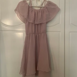 Klänning - Klänning från H&M i storlek 34 💕