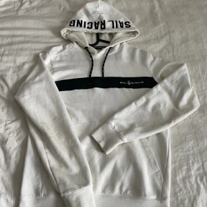 Sail Racing Hoodie - Vit Sail Racing Hoodie 7/10, har nån liten fläck se bild  Storlek S 149kr