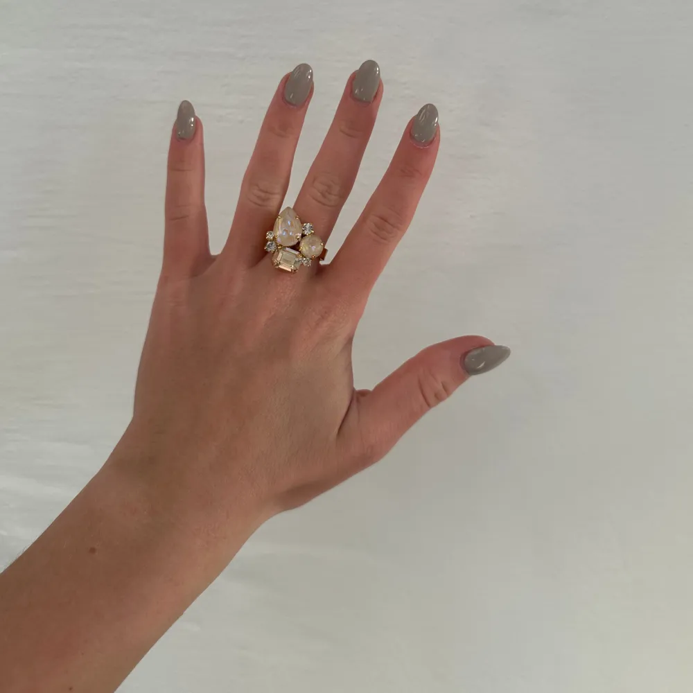 Säljer denna fina ringen från Caroline Svedbom i modellen Angelina ring. Färg combinationen finns inte kvar men en av stenarna är silk. Accessoarer.