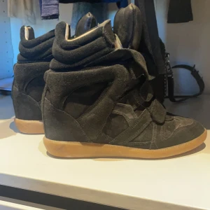 Isabel marant  - Intresse koll !Jätte fina Isabel marant skor i jätte fint skick. Köpta på plick men använda endast en gång💕 