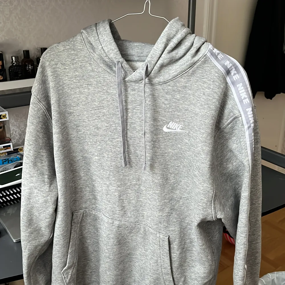 Hej! Jag säljer nu en helt my och oanvänds Nike hoodie i storlek S Kvitto finns  Flör fler bilder/frågor, så skriv!😊. Hoodies.