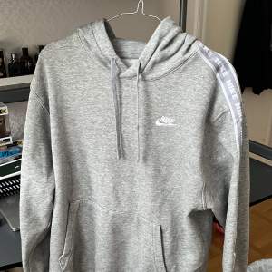 Hej! Jag säljer nu en helt my och oanvänds Nike hoodie i storlek S Kvitto finns  Flör fler bilder/frågor, så skriv!😊