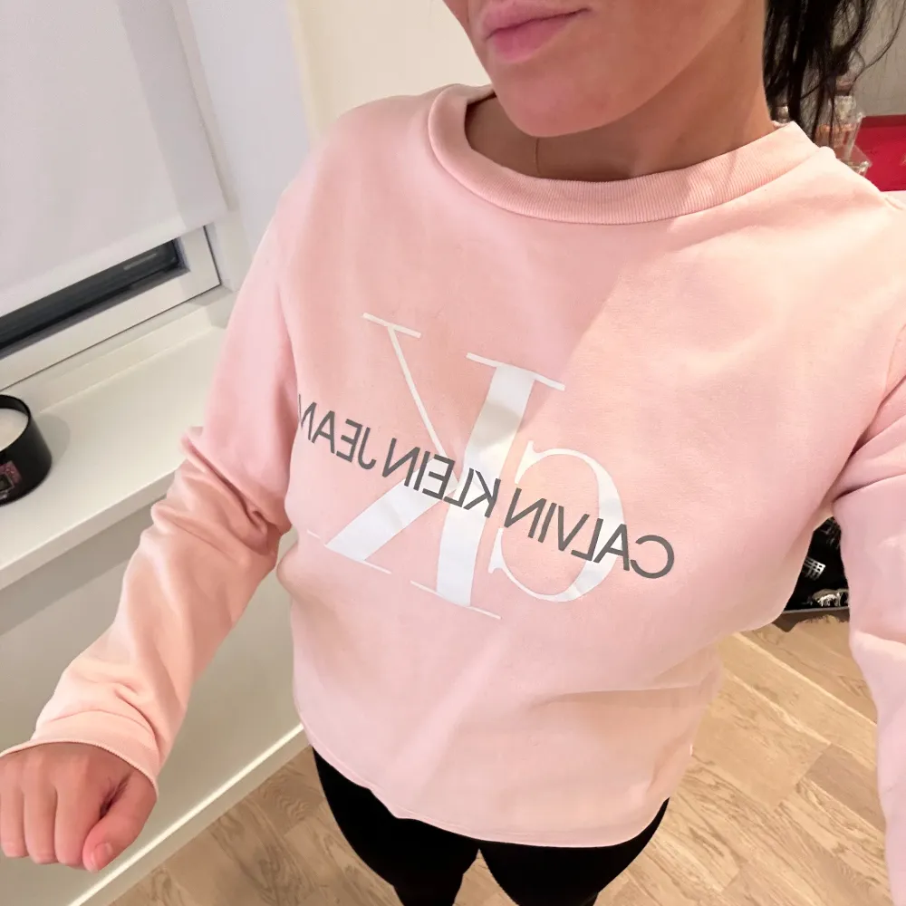 En baby rosa Calvin Klein tröja i storleken S. Tröjor & Koftor.
