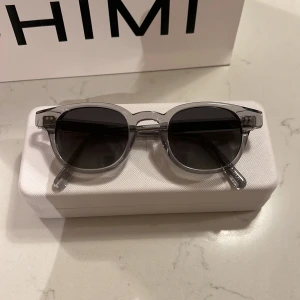 Chimi - Glasögonen är i jättebra skick och glasögonen har inga repor. Nästan aldrig använda😄Köptes för 1250 i Chimis butik i Stockholm! Allt Og ingår🔥