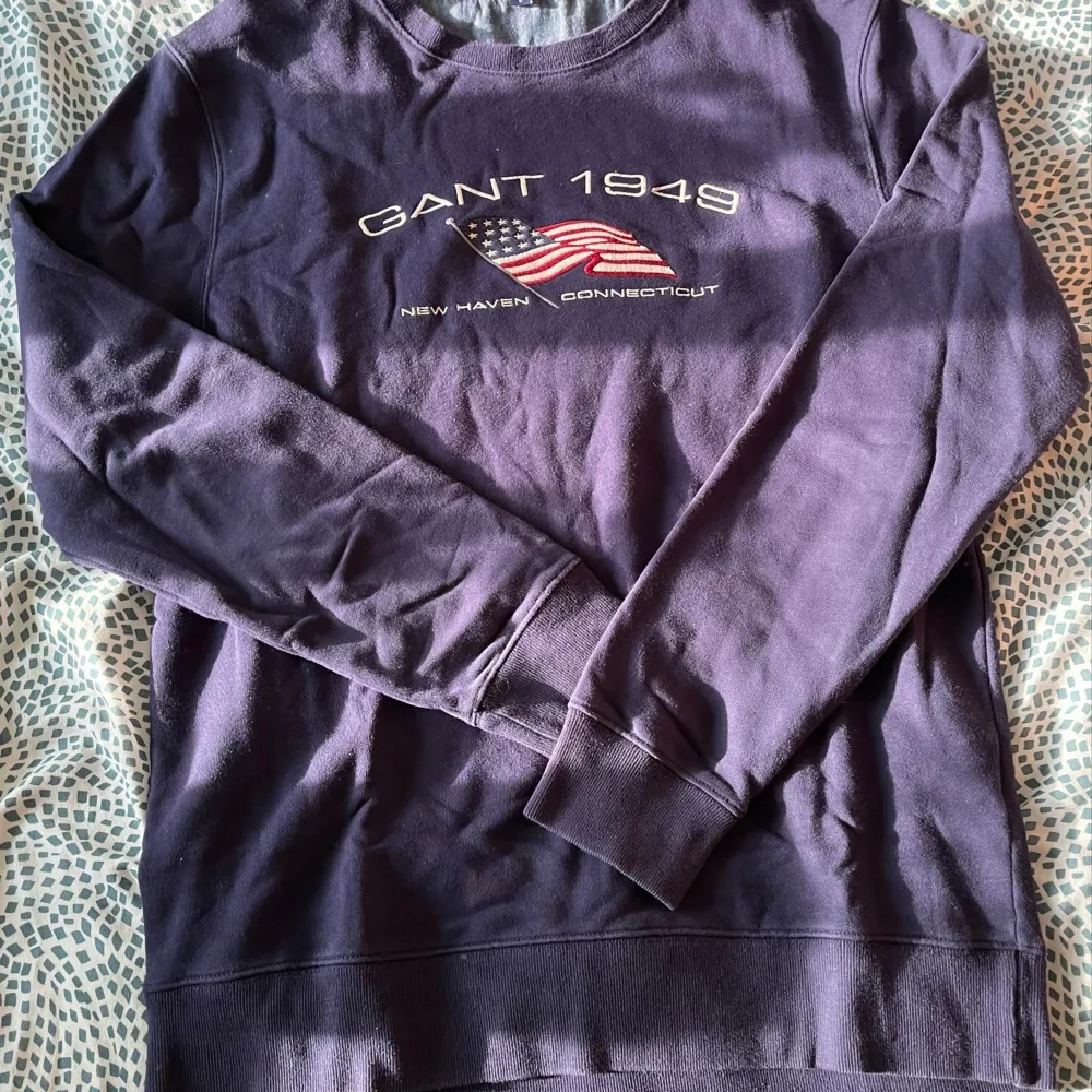 Cool and vintage gant sweatshirt. Good condition, the only flaw visible at the 4th picture. 100% cotton. Very comfortable. Buy bundle for a discount 🫶. Hoodies.