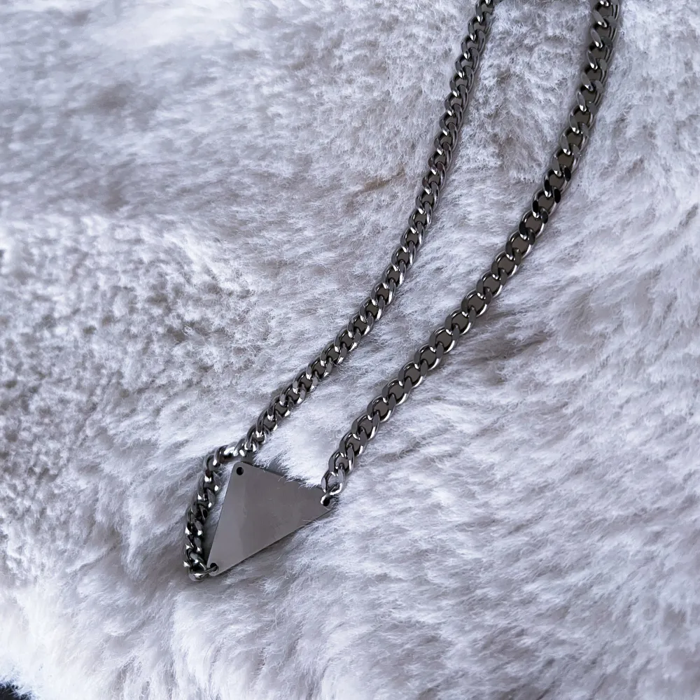 Silverfärgat/metall halsband, riktigt snyggt!!:) Kedjan är 50cm lång Passar både kille o tjej :). Accessoarer.