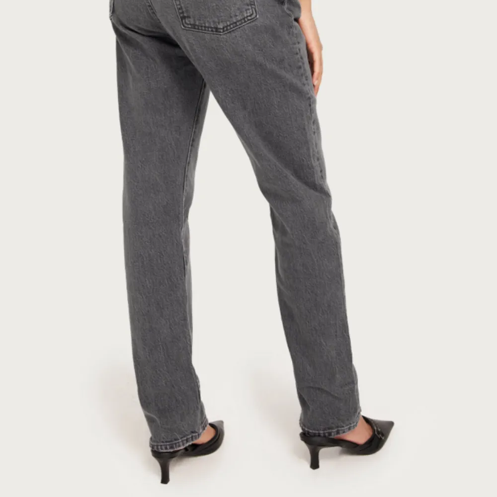 Gråa Levis jeans, mid rise, vida ben . Jeans & Byxor.