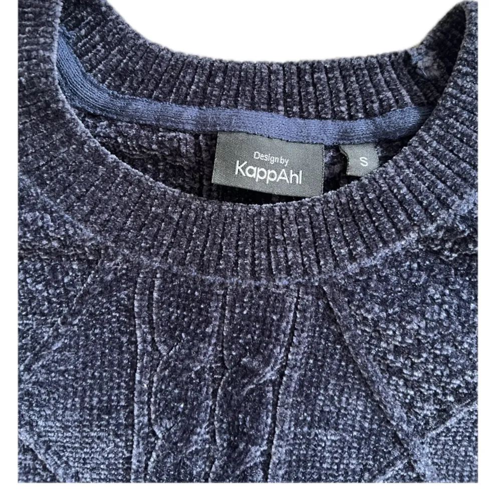 Snygg marinblå tröja med korta ärmar i chenille material! Storlek S. Sparsamt använd i fint skick. Tröjor & Koftor.