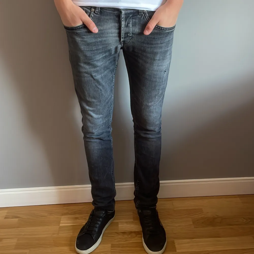 Säljer dessa riktigt feta dondup jeans då dom inte används, senaste modellen.  Riktigt bra skick 8/10. Köpta på nk för 3600kr.  Skriv vid minsta intresse.. Jeans & Byxor.