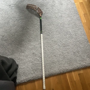 Oxdog ultimate light hez 27 - Oxdog ultimate light klubba i right som jag aldrig använt på match, bara på fåtal träningar och har inga repor på sig. Kan även få lite alternativ på andra blad jag har hemma om någon inte är sugen på det bruna Hör av er vid frågor Mvh Viktor 