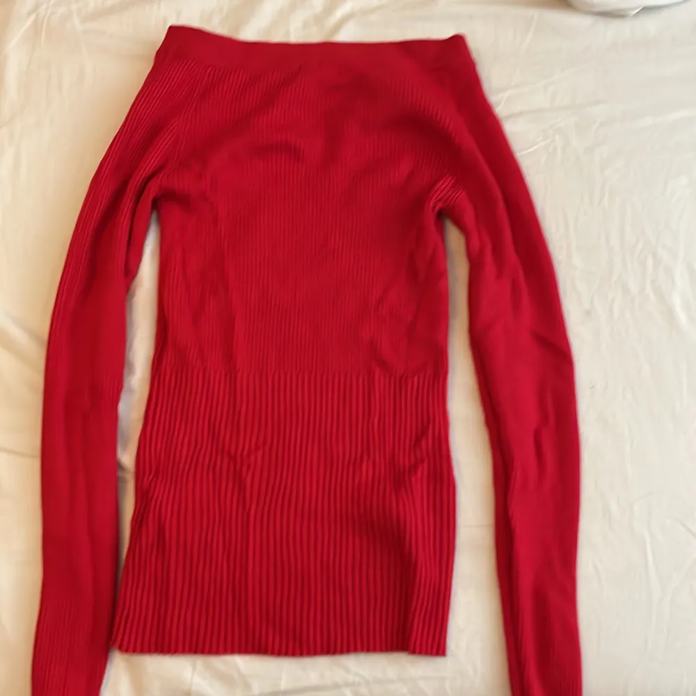 Skit snygg röd långärmad tröja. Men tyvärr för liten. Från cubus, gammal modell ❤️. Tröjor & Koftor.