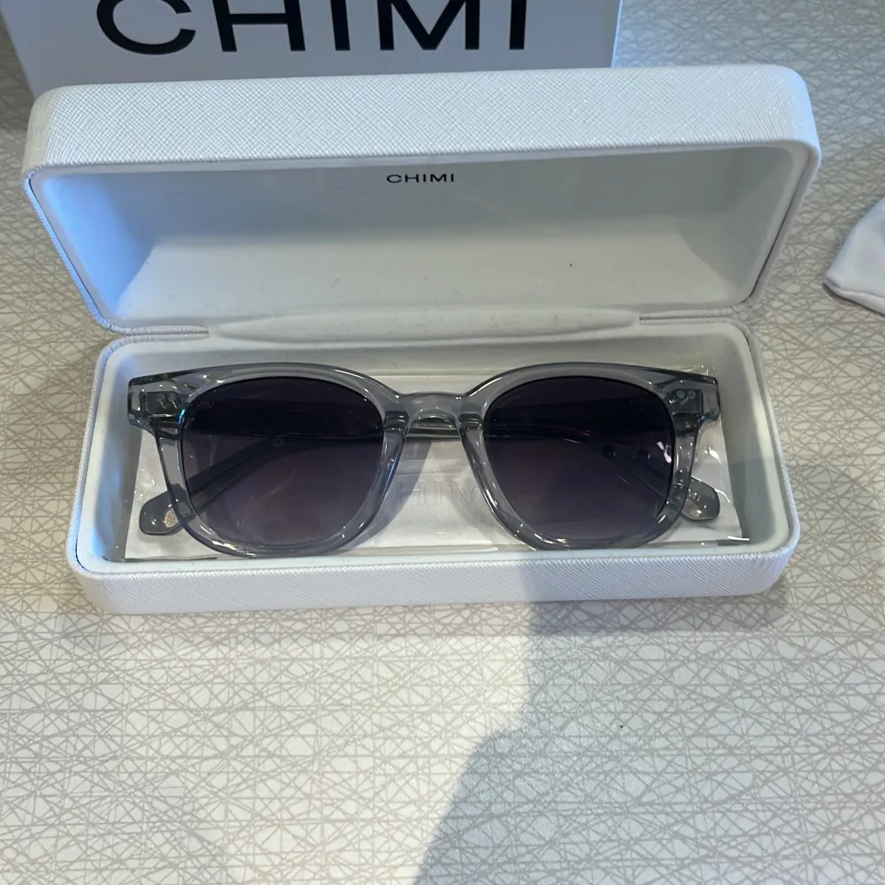 Tjenare, säljer ett par riktigt stiliga Chimi 02 solglasögon i färgen grå. Skick 10/10 lite smutsiga men går såklart att tvätta bort, annars inget fel med de. Kvitto finns och allt tillbehör medföljer! Kom dm för fler bilder/frågot osv!🙌🏻. Accessoarer.