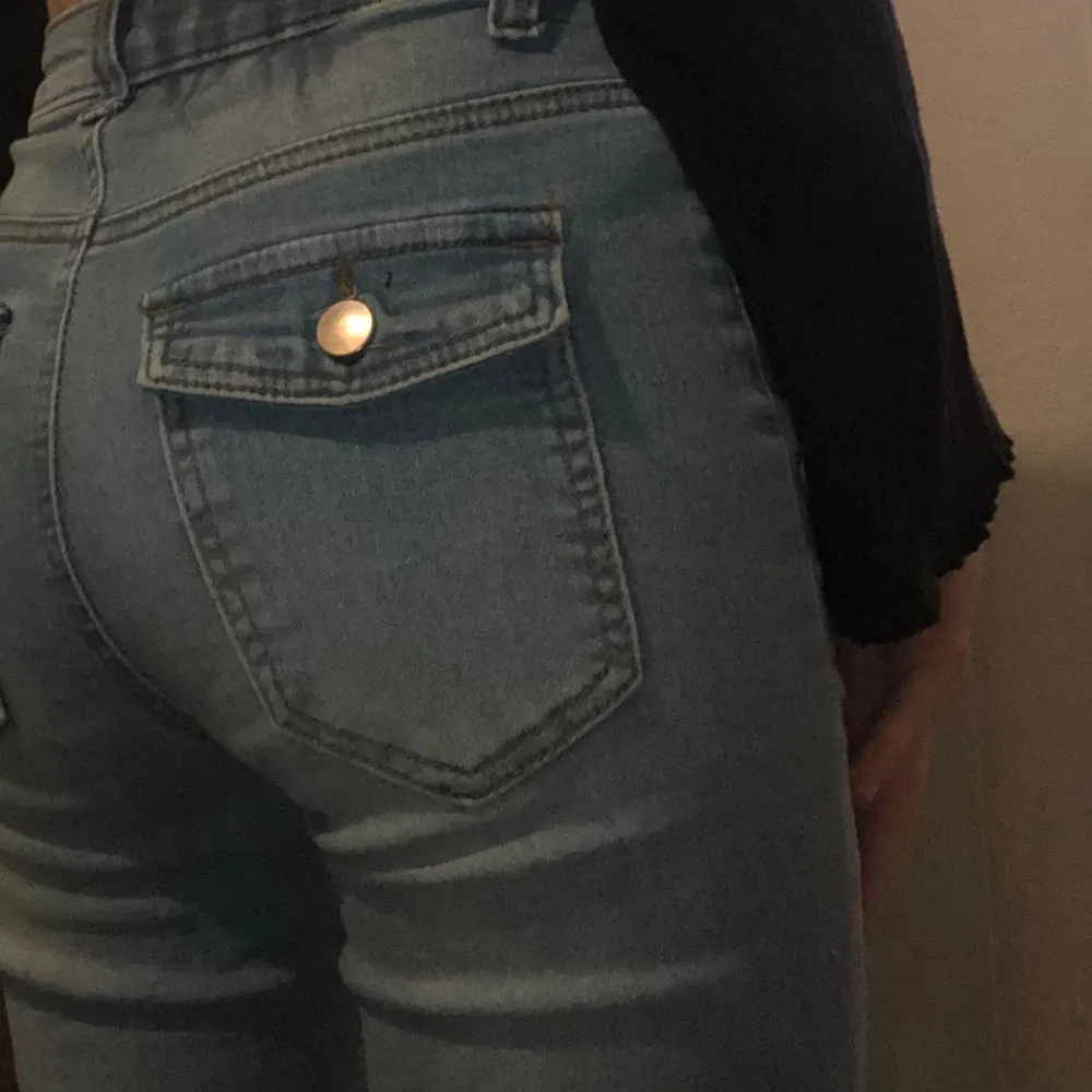 Jätte fina jeans som tyvärr är för små där av säljer jag dem kontakta Järna vid frågor☺️☺️🩷🩷. Jeans & Byxor.