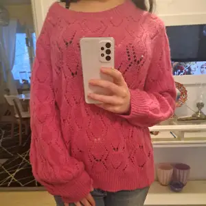 Stickad rosa tröja från Holly Whyte. Storlek L (oversized) Orginalpris:- 300kr