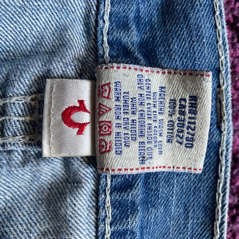 Feta true religion jeans🙏🙏 Ganska slitna där nere (kolla bild 2) Vet inte vad jag ska sälja dem för så lägg prisförslag🤑🤑 bra skick förutom det där nere😓😓Skriv för mått🙏 de är också uppsydda så ganska korta. Jeans & Byxor.
