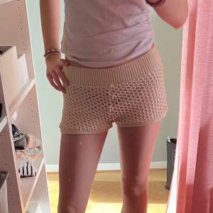 Virkade shorts!! 😇 Nyskick, inga defekter, strl S men passar mig som har XS i byxor. Köpt på plick💗💗 slutsålda på hemsidan <33 Om ni köper idag postar jag imorgon!! 💋💋