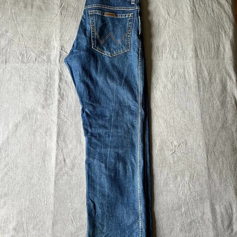 Fina Wrangler jeans i storlek 34/30. Fint skick endast lite slitna vid hälen. Skriv privat för mer information och bilder. Priset kan diskuteras vid snabb affär.. Jeans & Byxor.